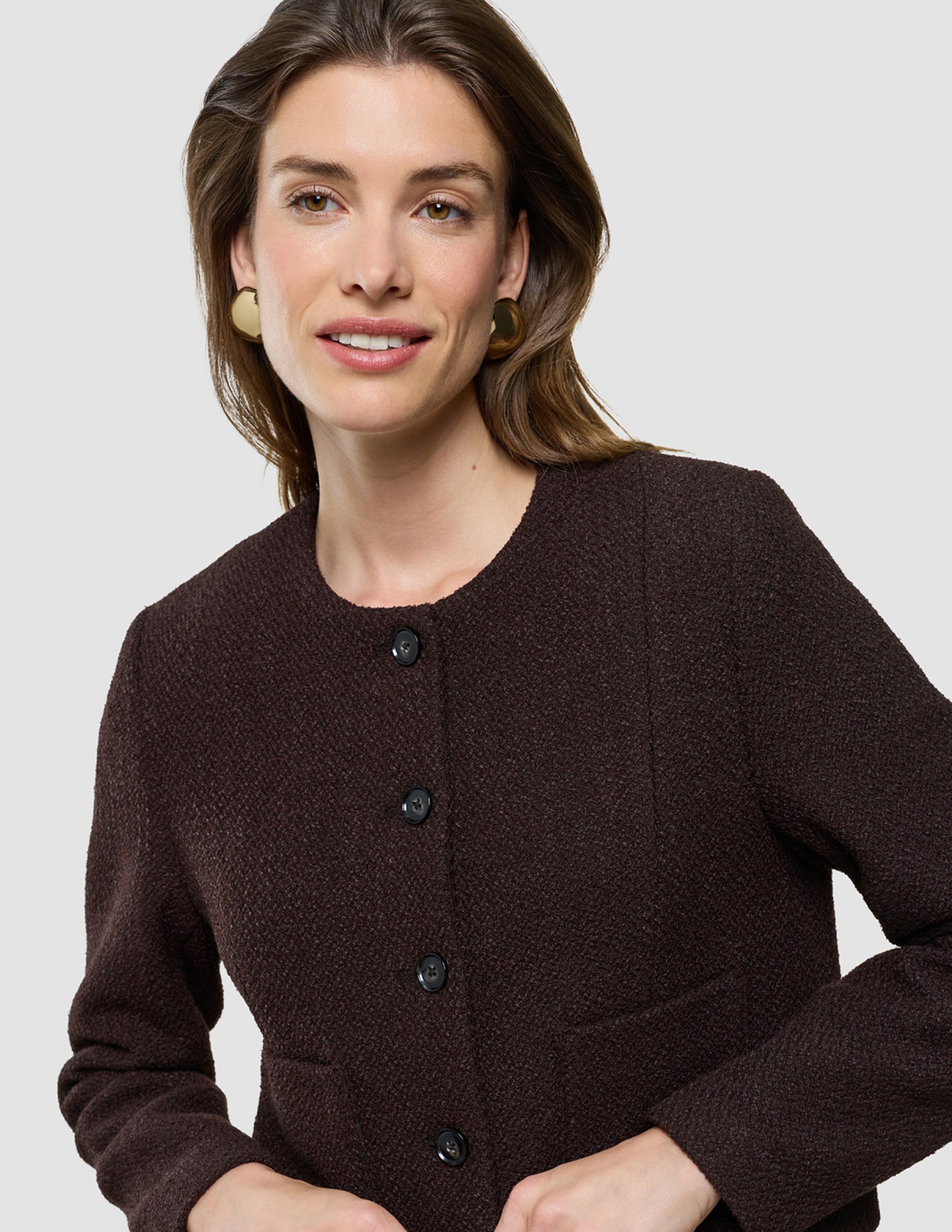 Sorae Blazer i Espresso, halvfigur af kvinde med brunt hår, iført mørkebrun blazer med knapper.